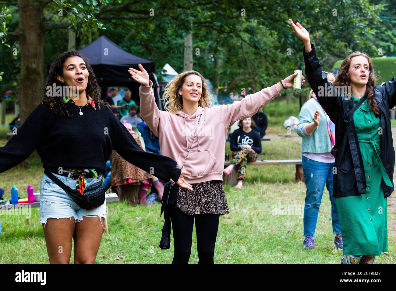 Amigos viendo música en vivo no somos un Festival Evento socialmente distanciado en Pippingford Park - camping con un festival de la vibración Foto de stock