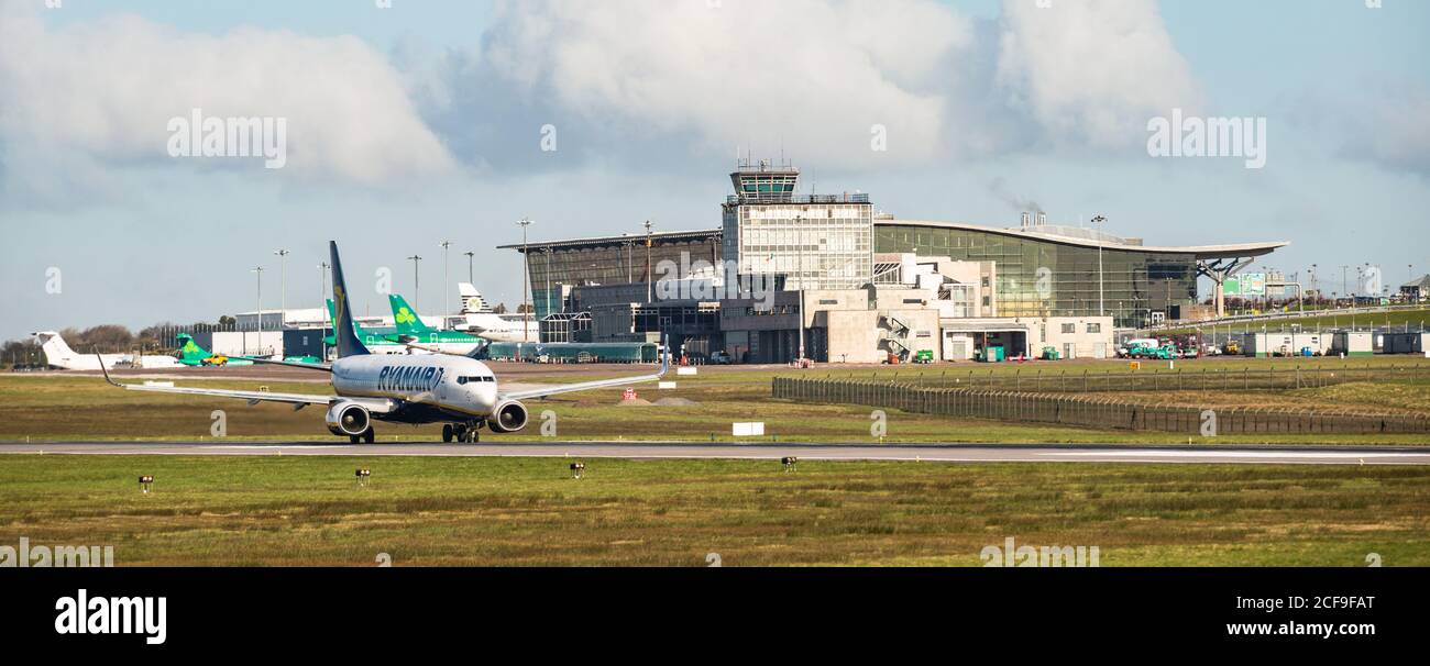 Aeropuerto de Cork, Irlanda - 23 de febrero de 2016: Ryanair avión que está en la pista de aterrizaje antes del despegue. Foto de stock