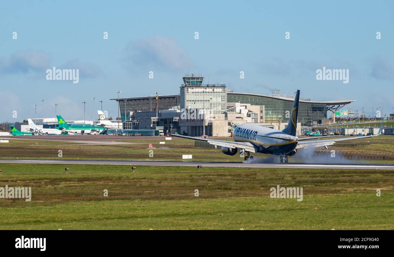 Aeropuerto de Cork, Irlanda - 23 de febrero de 2016: Aviones Ryanair aterrizando en la pista de aterrizaje del aeropuerto internacional de Cork Foto de stock