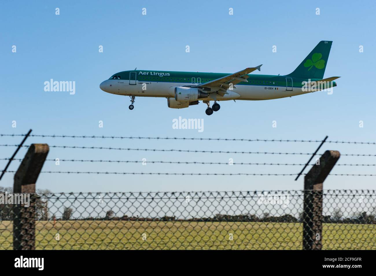 Aeropuerto de Cork, Irlanda - 26 de febrero de 2016: AER Lingus aviones de pasajeros aterrizando detrás de la barrera de seguridad del aeropuerto en el aeropuerto de Cork, Irlanda Foto de stock