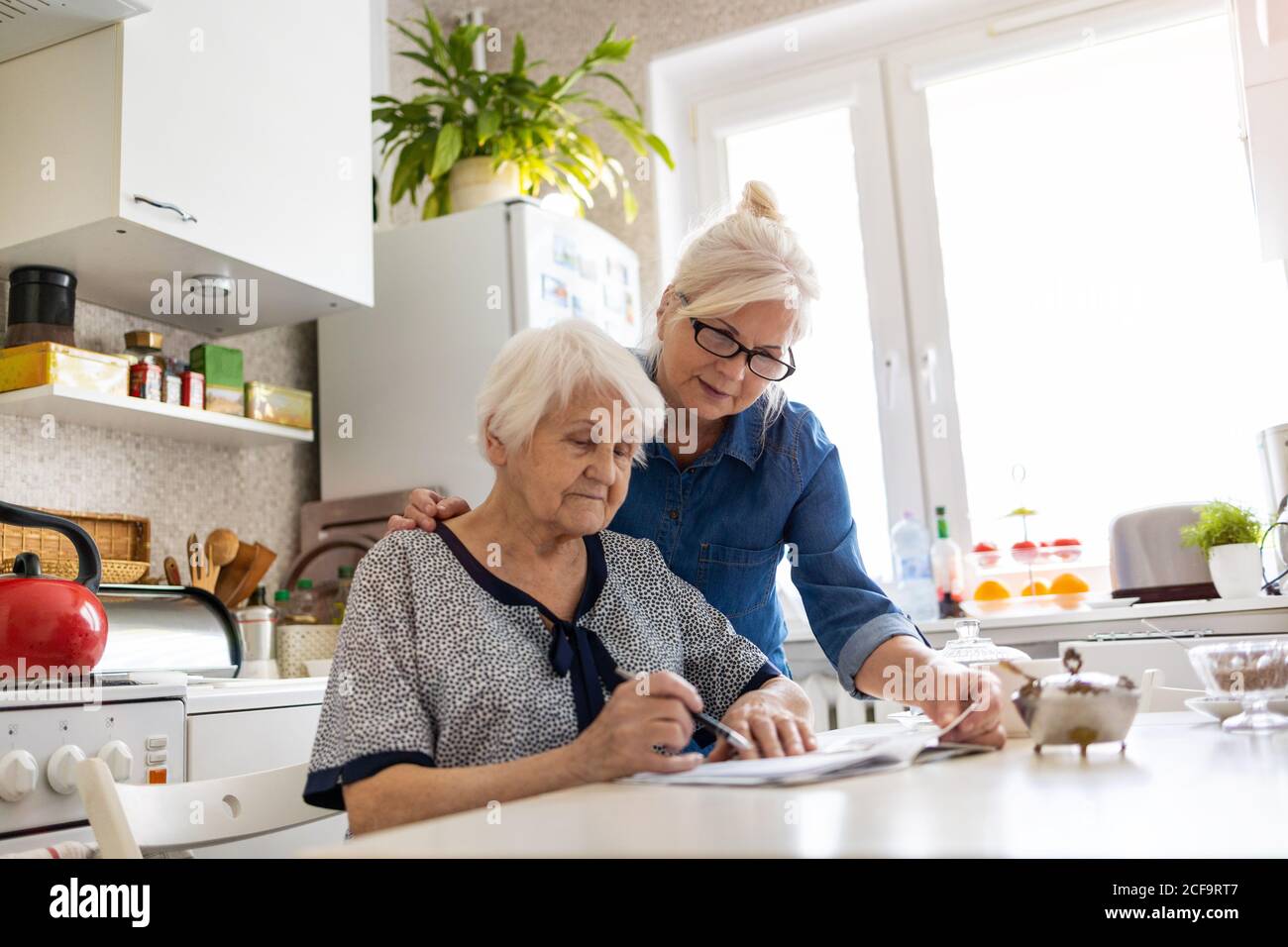 Madre anciana fotografías e imágenes de alta resolución Alamy