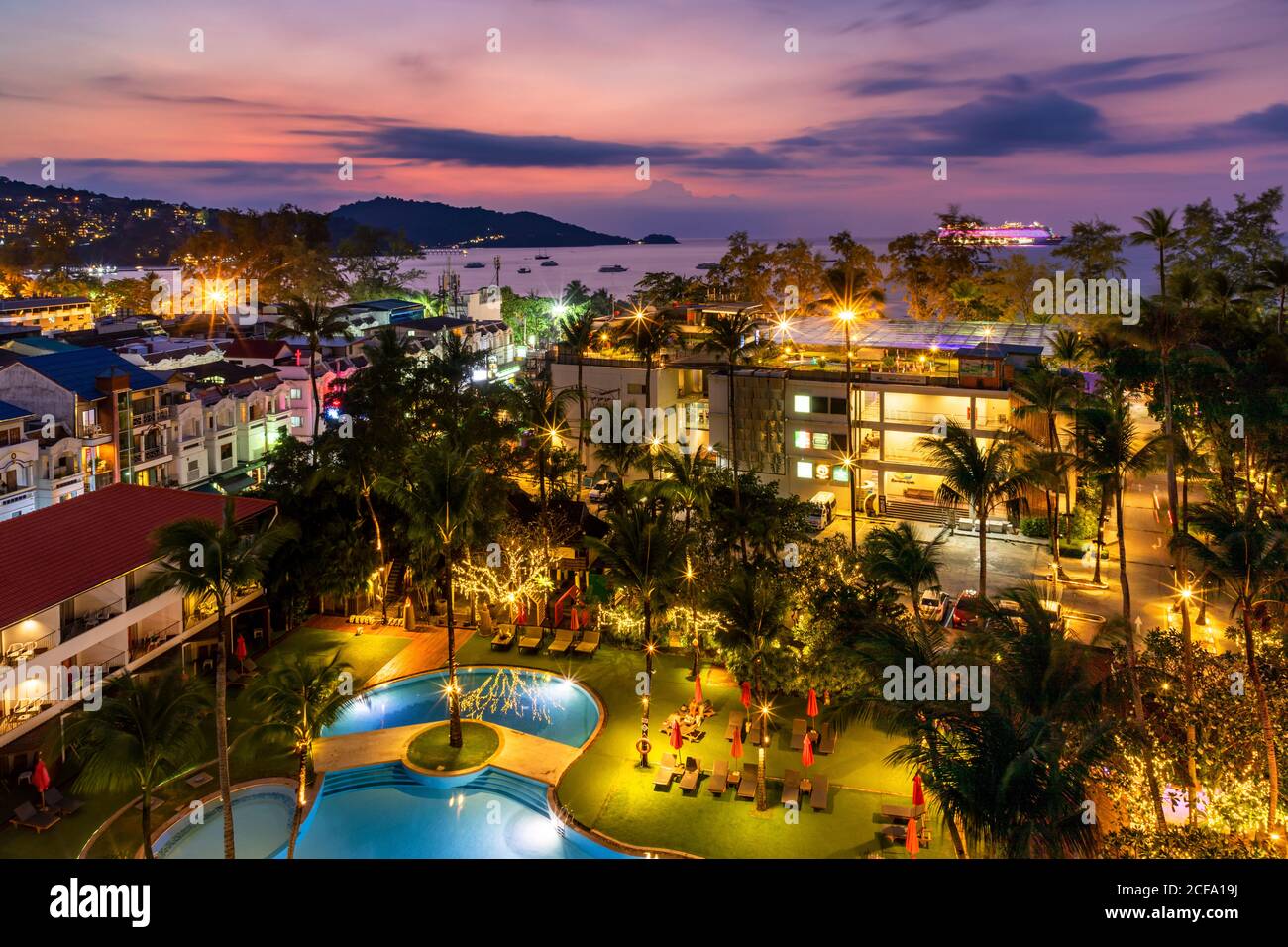 Vista del paisaje de la puesta de sol sobre el mar de Andaman, Playa de Patong, Phuket, Tailandia Foto de stock