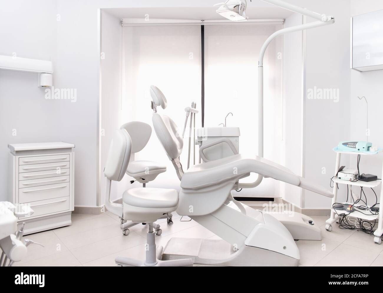 Silla dental de cuero con varios instrumentos médicos ubicados en