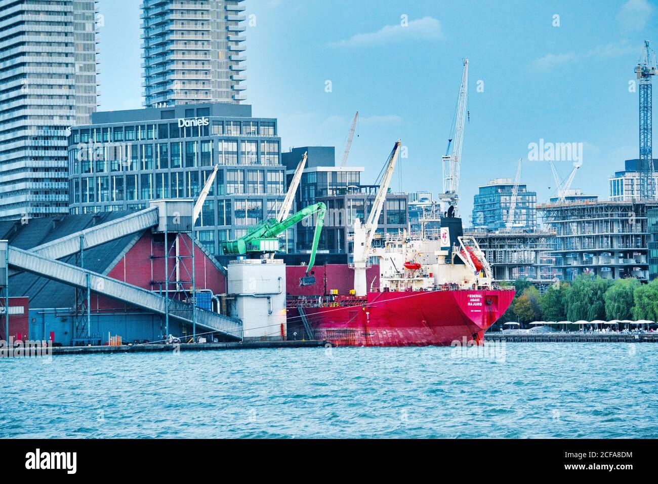 Buque carguero de carga Federal Asahi Majuro (IMO: 9200419, MMSI 538006753), descarga en el muelle de refinería de azúcar Redpath, Toronto, Ontario, Canadá, AT d Foto de stock