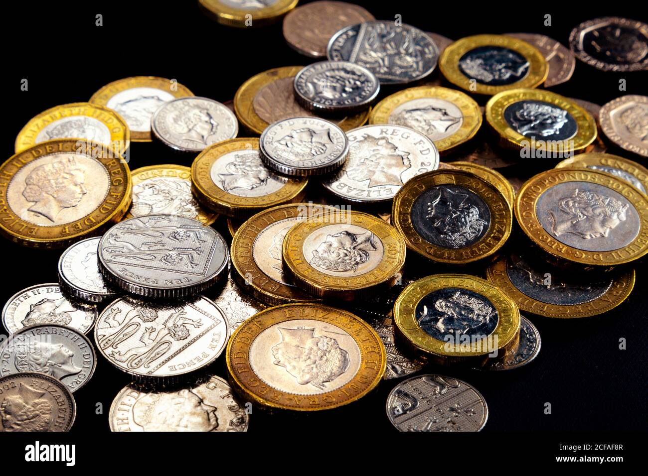 Disparo de estudio de monedas dispersas de libra británica Foto de stock