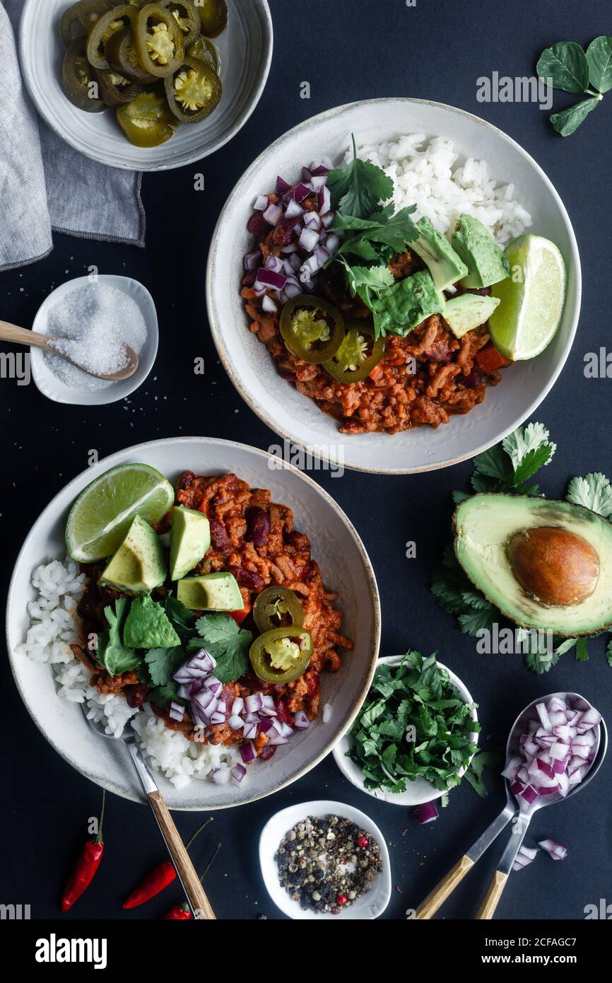 Vista superior del apetitoso chili mexicano tradicional con carne y