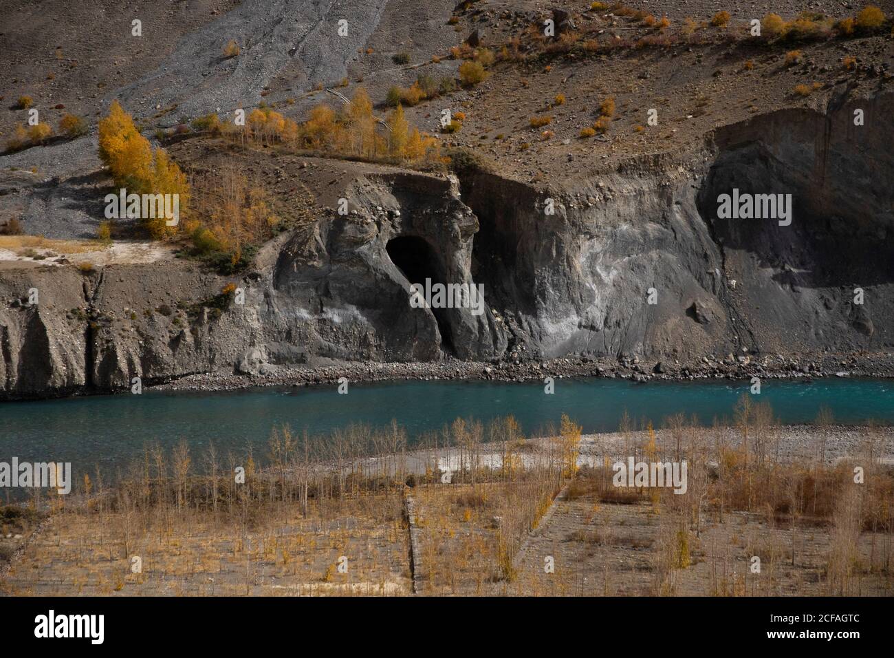 Patrones abstractos y texturas de colinas con vegetación moderada, ríos, lagos, nubes y cielo despejado de alta altitud del desierto frío - Spiti Vally. Foto de stock