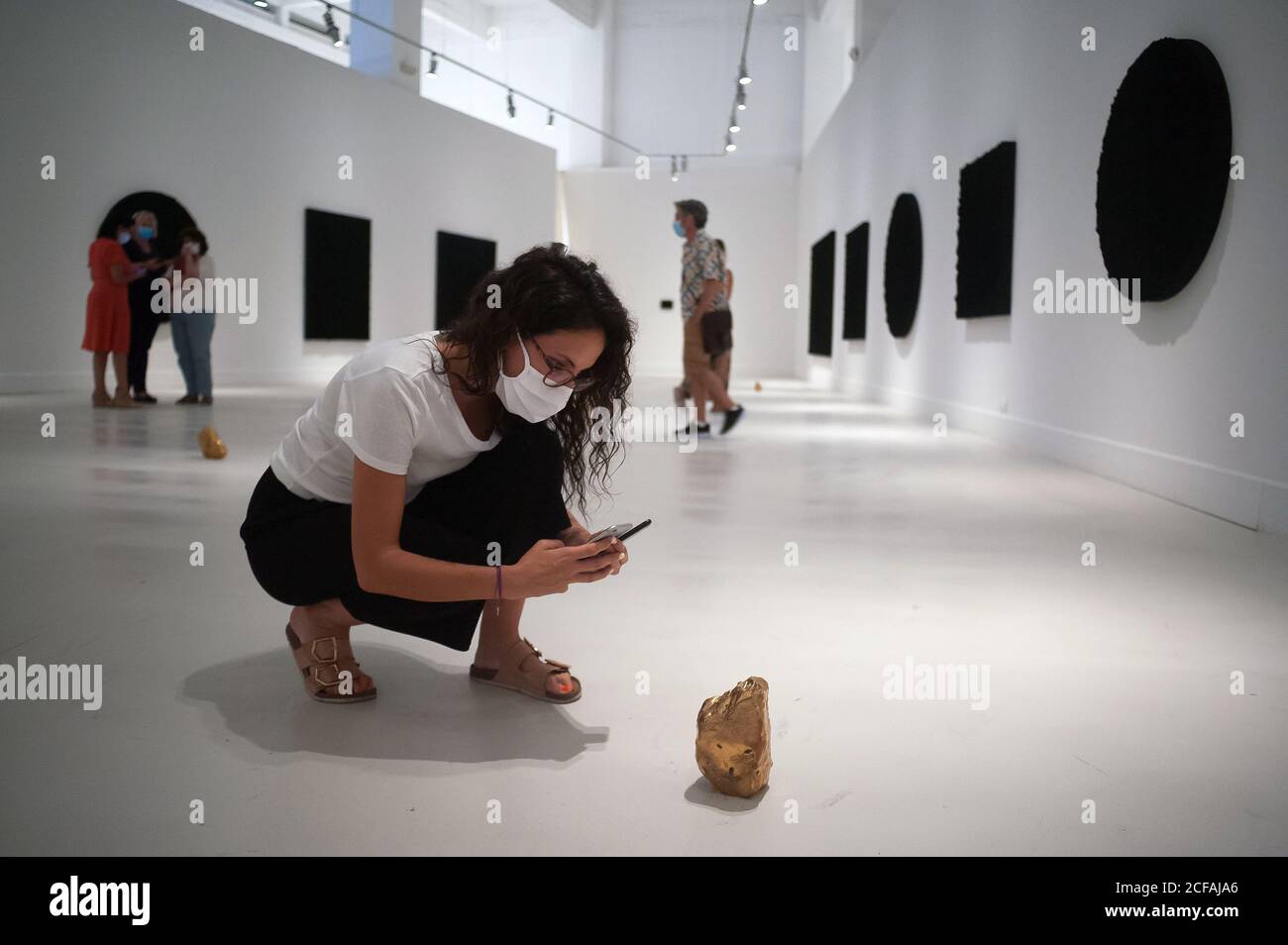 Málaga, España. 04 de septiembre de 2020. Un visitante que toma una foto de  una escultura de oro durante la exposición "Ergo Sum" en el Centro de Arte  Contemporáneo. Artista mexicano, Bosco