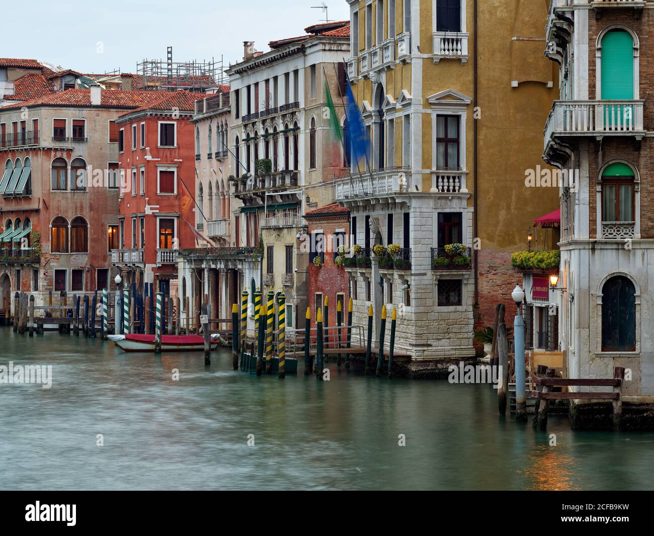Puente de Rialto (Ponte di Rialto), Riva del Vin, Riva del Ferro, Venecia (Venecia, Venesia), Véneto, Italia, Ciudad Metropolitana de Venecia, Gran Canal Foto de stock