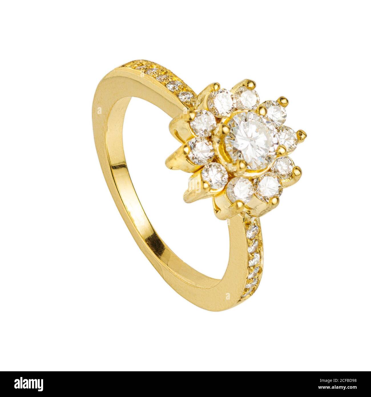 Diamante de oro y piedra preciosa anillo de boda macro de cierre aislado en fondo blanco Foto de stock