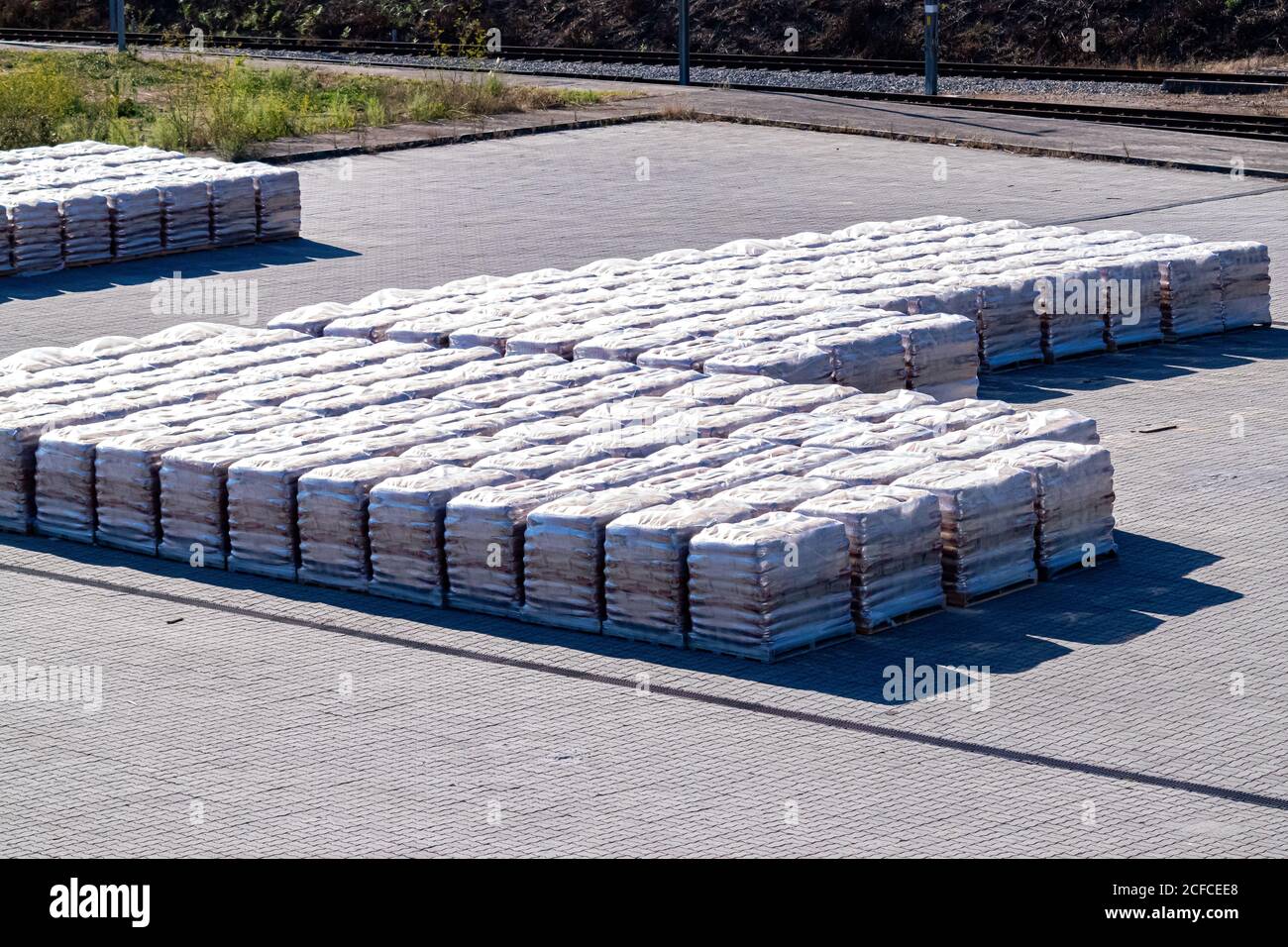 Pilotes de cemento organizados para el transporte del tren y vender a  Industria de la construcción en Portugal Fotografía de stock - Alamy