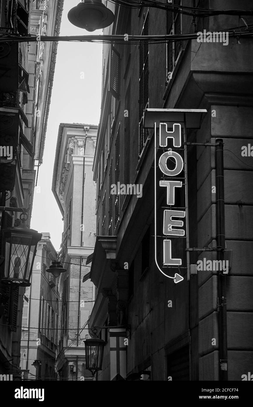 Calle de la ciudad y señal del hotel. Fotografía urbana en blanco y negro Foto de stock