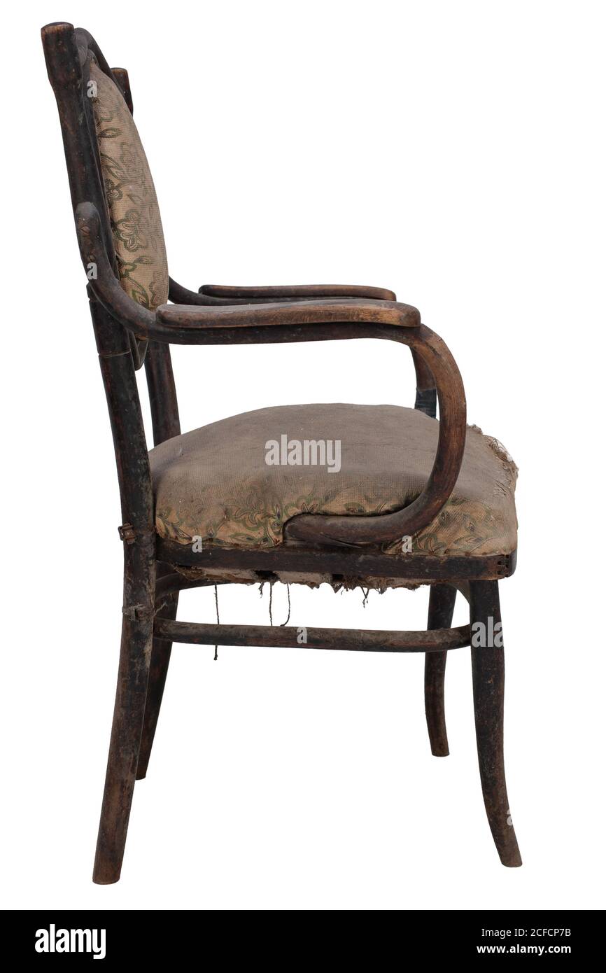 Silla de madera rota vintage aislada sobre fondo blanco Fotografía de stock  - Alamy