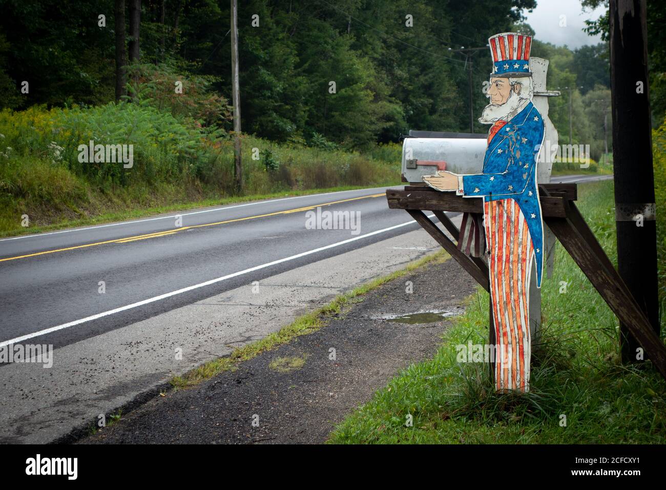 Un buzón de correo de Tío Sam durante el año electoral 2020 a lo largo de un camino en el condado predominantemente republicano Warren, Pensilvania, EE.UU Foto de stock