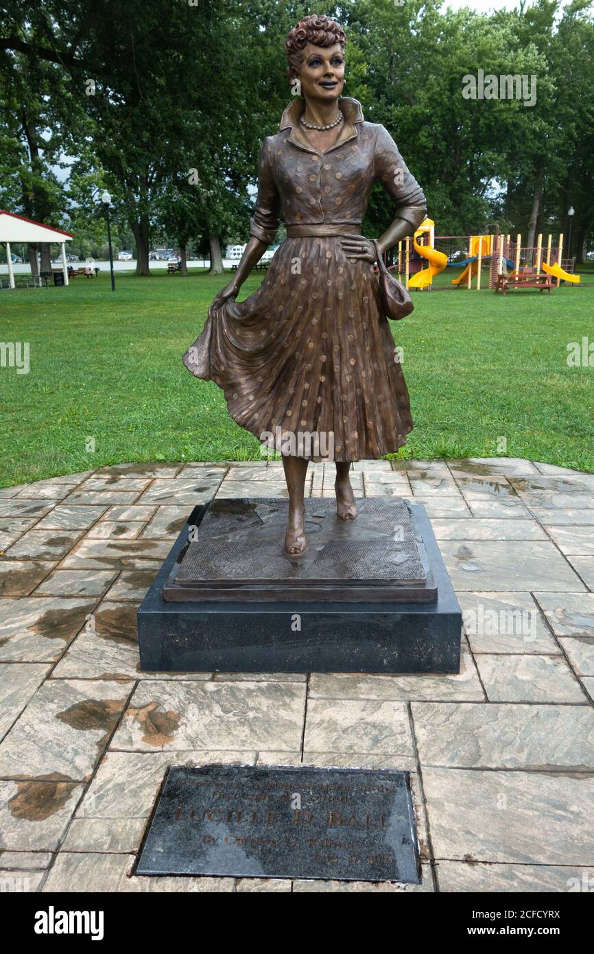 Estatua de bronce de la comedia Lucille Ball por la artista Carolyn Palmer, Lucille Ball Memorial Park, Celeron, NY, EE.UU Foto de stock