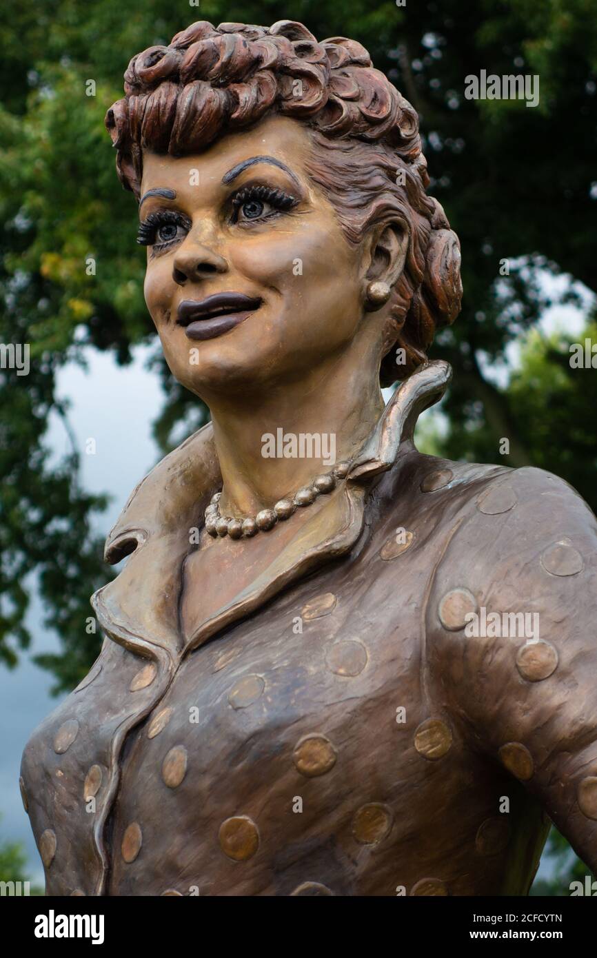 Estatua de bronce de la comedia Lucille Ball por la artista Carolyn Palmer, Lucille Ball Memorial Park, Celeron, NY, EE.UU Foto de stock