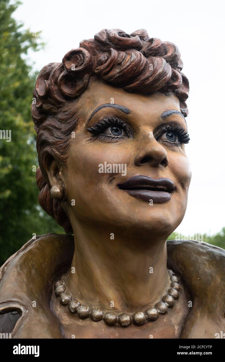 Estatua de bronce de la comedia Lucille Ball por la artista Carolyn Palmer, Lucille Ball Memorial Park, Celeron, NY, EE.UU Foto de stock