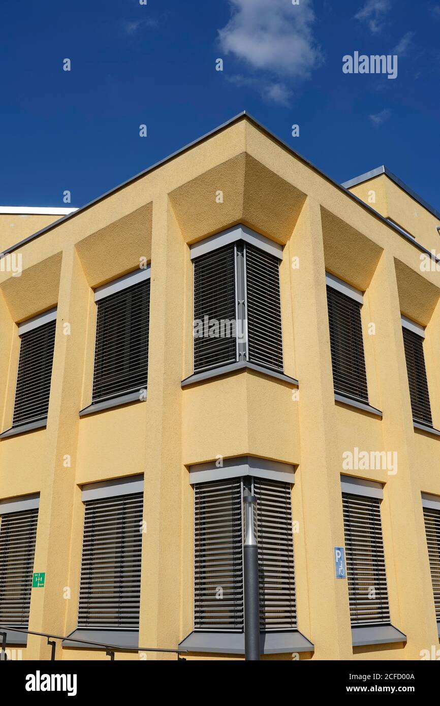 Alemania, Baviera, Alta Baviera, Altötting distrito, edificio de oficinas moderno, fachada, protección solar, persianas enrollables Foto de stock