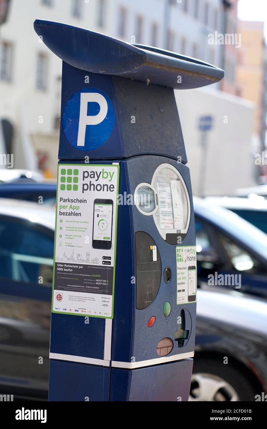 Alemania, Baviera, Alta Baviera, Mühldorf am Inn, Stadtplatz, máquina de venta de billetes de estacionamiento, pago por teléfono Foto de stock