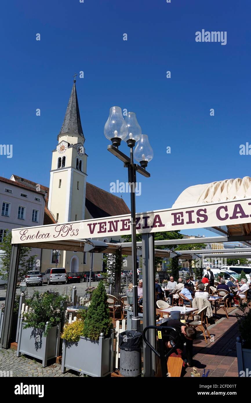 Alemania, Baviera, Alta Baviera, Mühldorf am Inn, Stadtplatz, Frauenkirche, café helado de Venecia Foto de stock