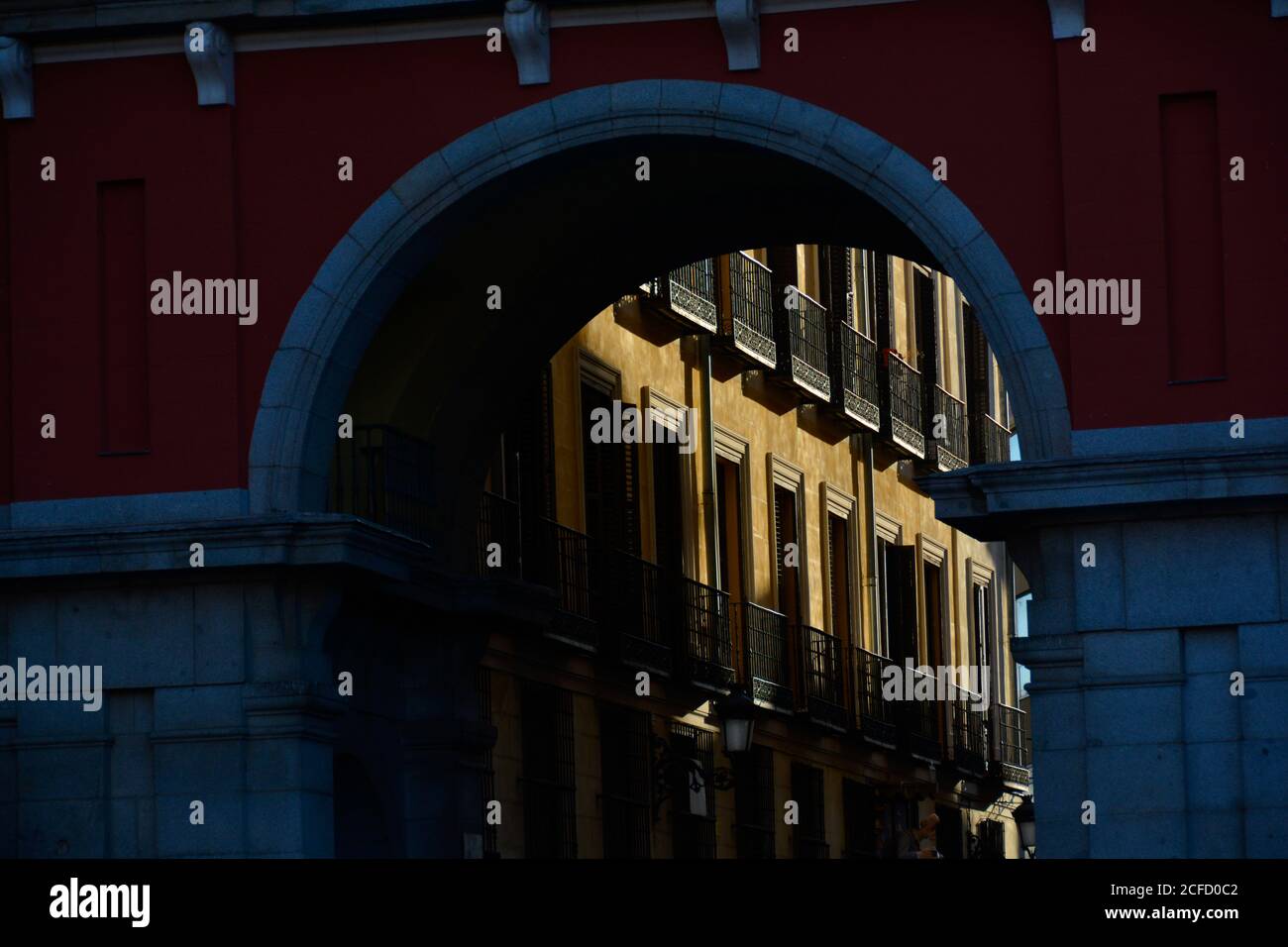 Iluminación espectacular, en un edificio del centro de Madrid, España,  visto a través de un arco Fotografía de stock - Alamy