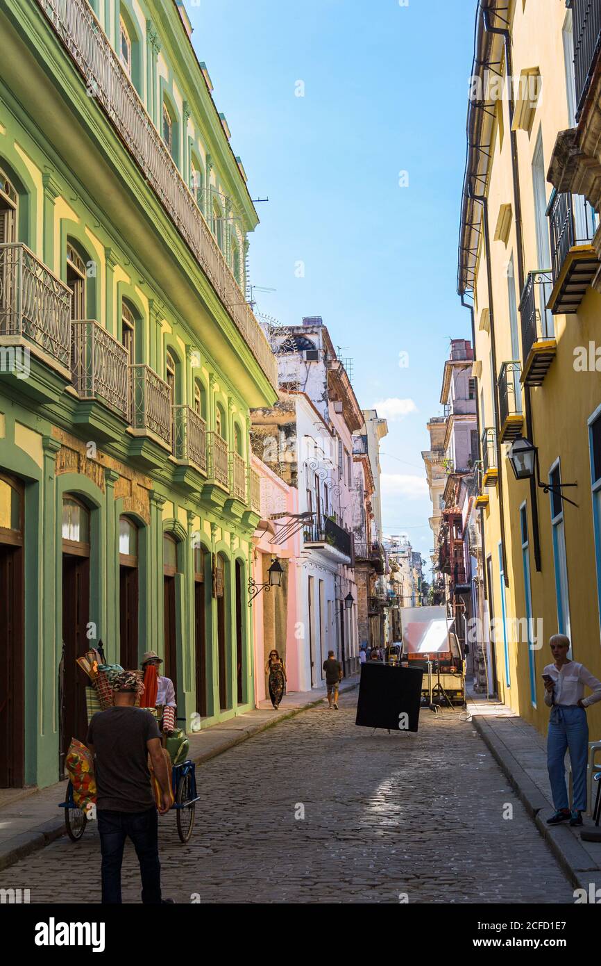Colorido callejón cubano con fachadas de casas coloniales, la Habana Vieja, Cuba Foto de stock