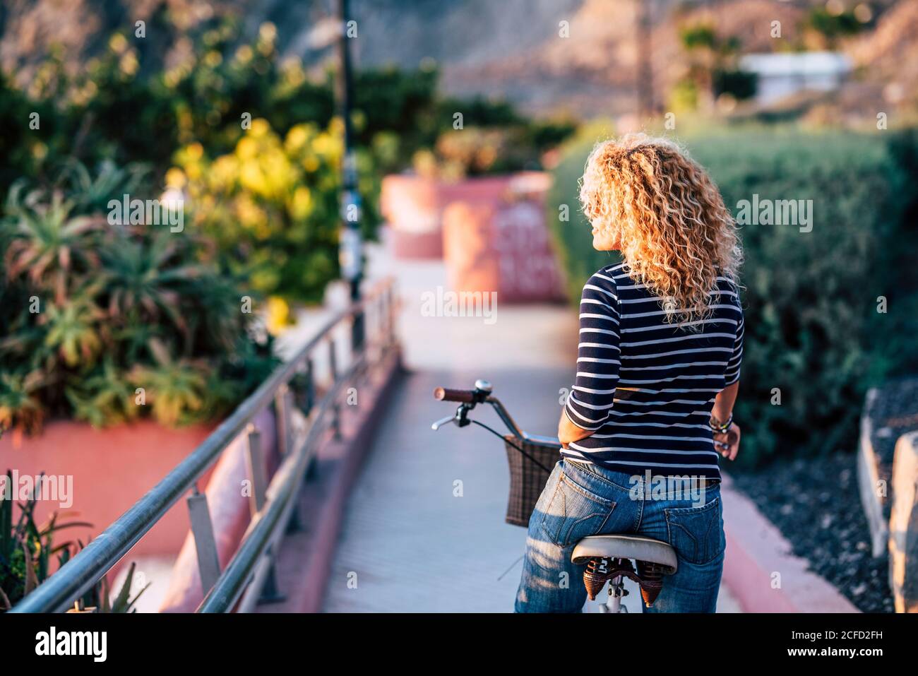 Sentada Espalda Mirar Hacia Atras Fotos e Imágenes de stock Alamy