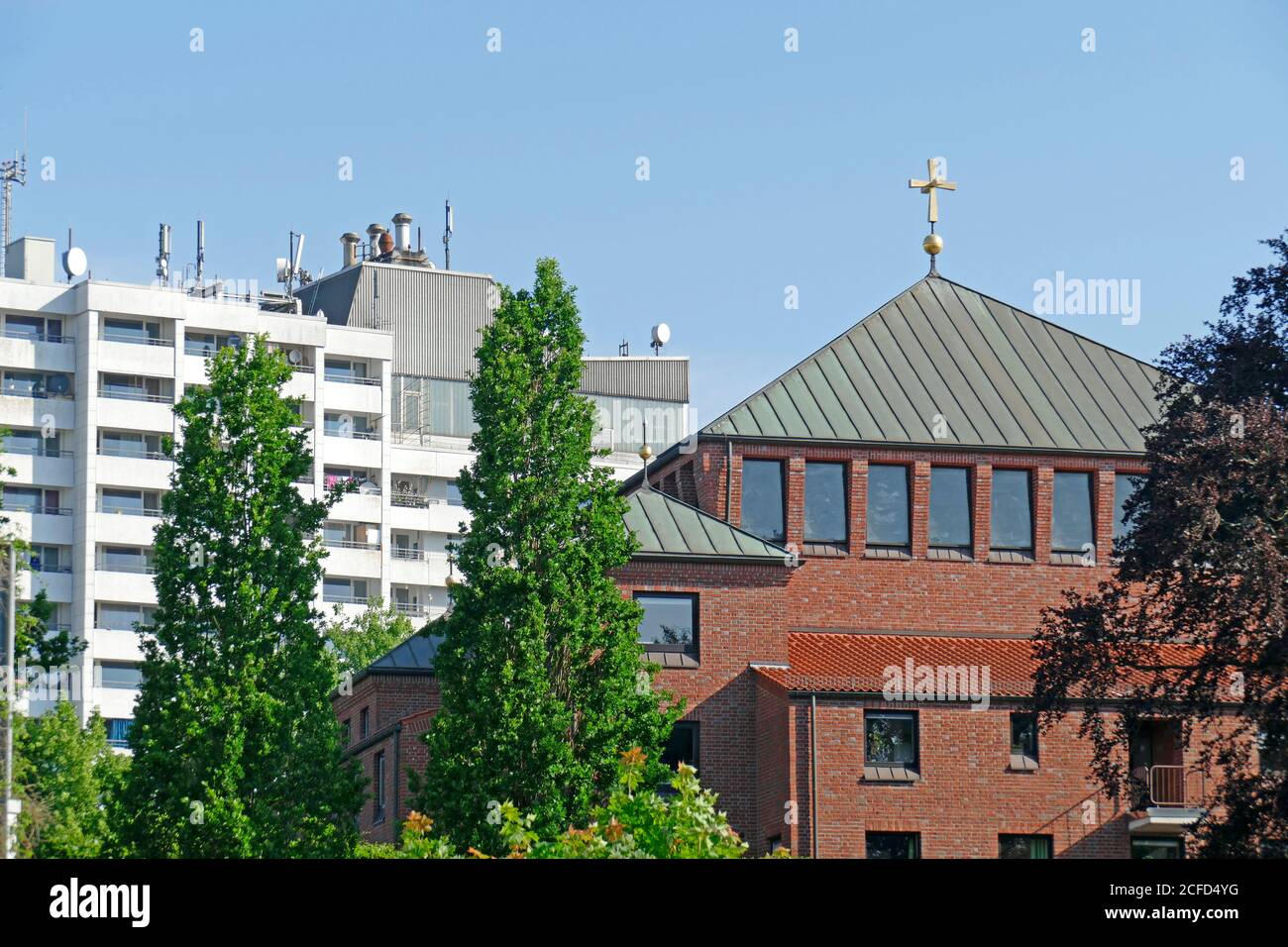 Iglesia y rascacielos Grohner Düne, Grohn, Bremen, Alemania, Europa ...