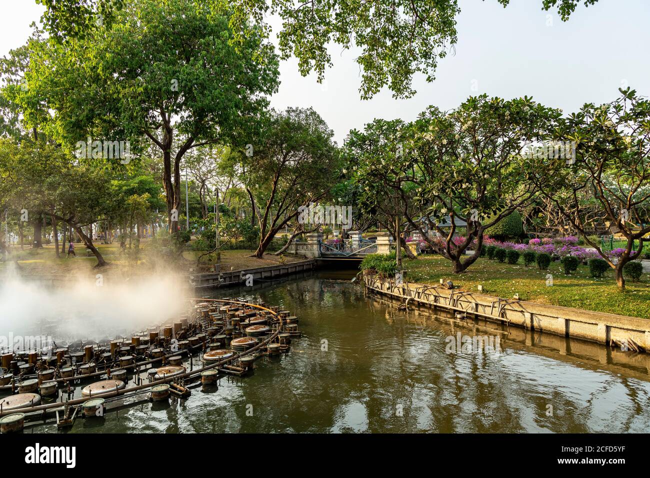 Cuerpos de agua en el Parque del Palacio de Saranrom en el Viejo Bangkok, Tailandia Foto de stock
