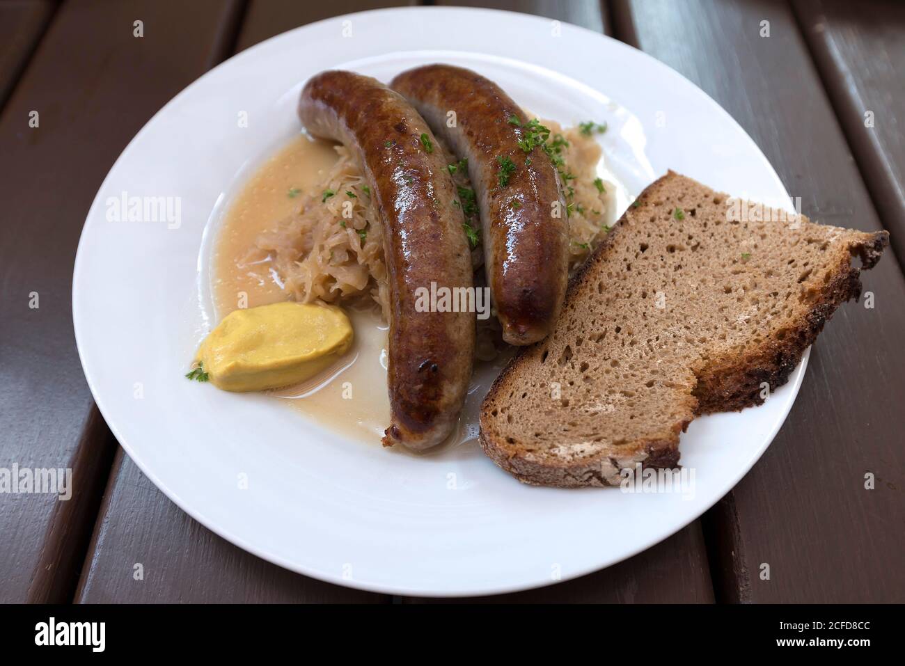 Salchichas de Franconia con chucrut y pan servido en una taberna al aire libre, Franconia, Baviera, Alemania Foto de stock