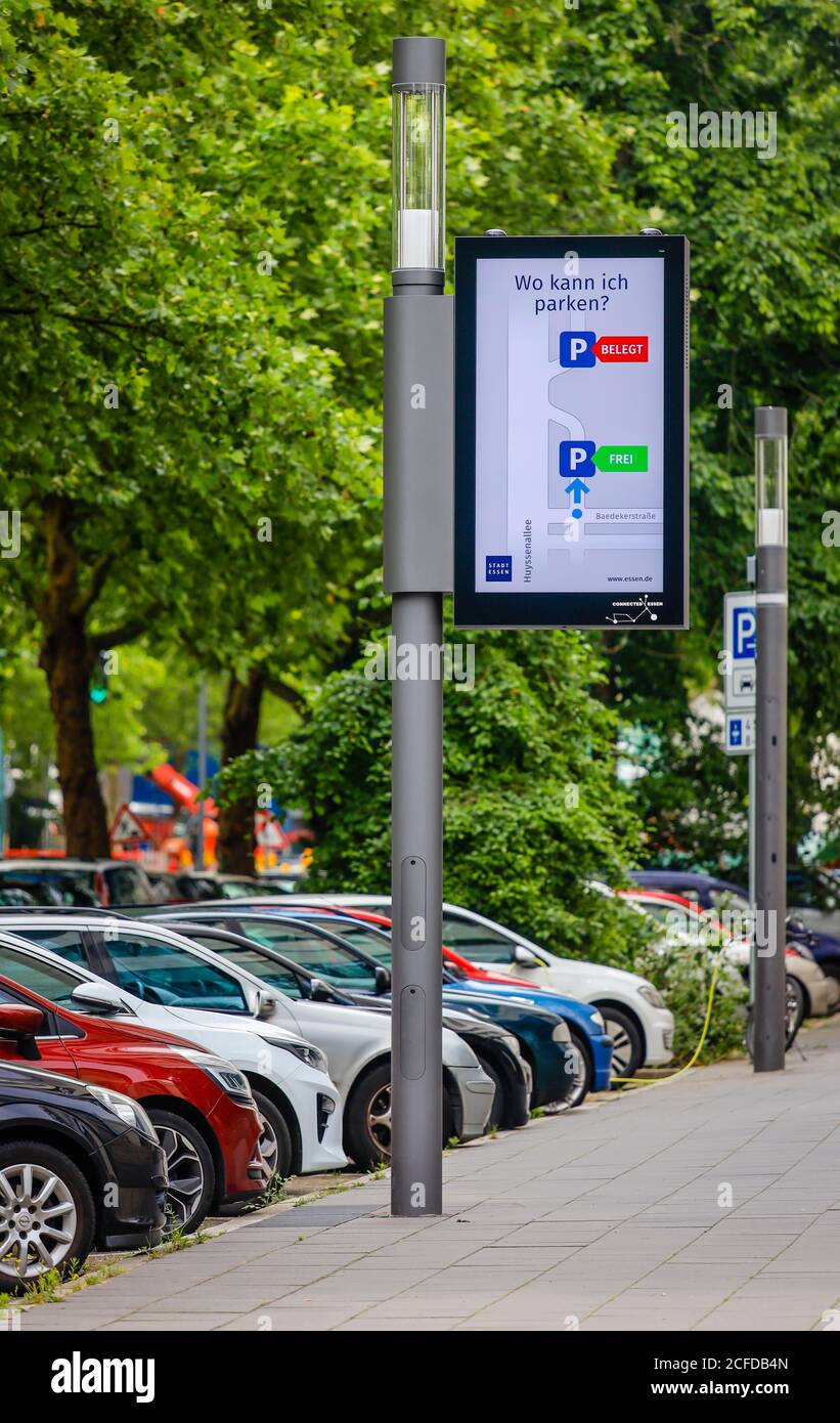 Polos inteligentes, farolas inteligentes, la pantalla muestra plazas de aparcamiento gratuito en las zonas de aparcamiento, proyecto piloto conjunto de EON y la ciudad, Essen Foto de stock