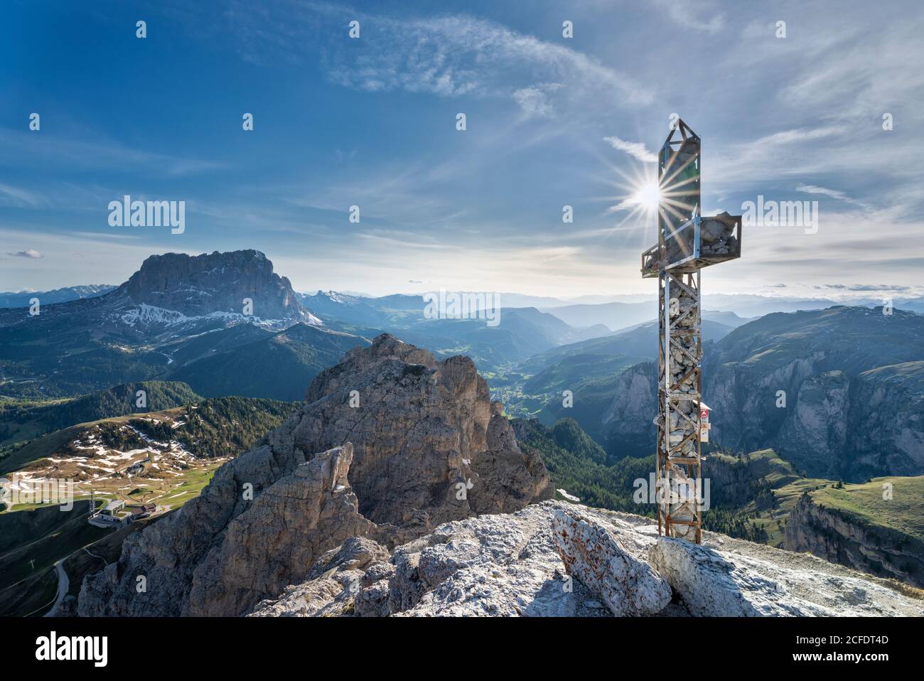 Paso Gardena, Provincia de Bolzano, Tirol del Sur, Italia. La cruz de la cumbre de la Große Cirspitze. En el fondo el Sassolungo y el Val Gardena Foto de stock