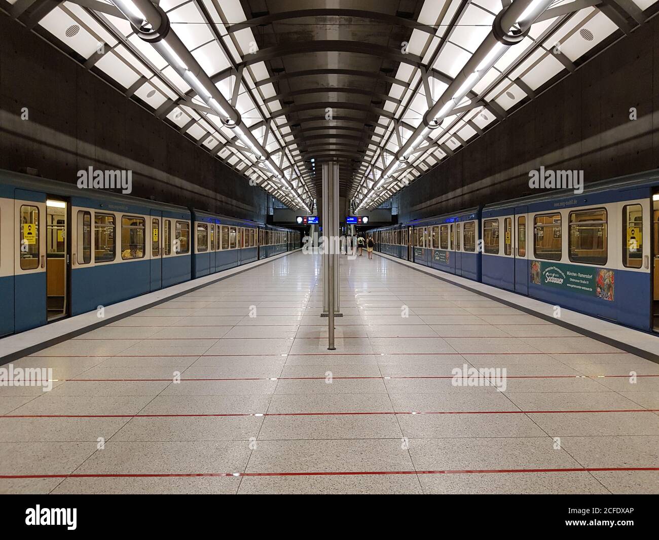 Munich, estación de metro, Messestadt Ost, dos trenes de metro en las vías Foto de stock