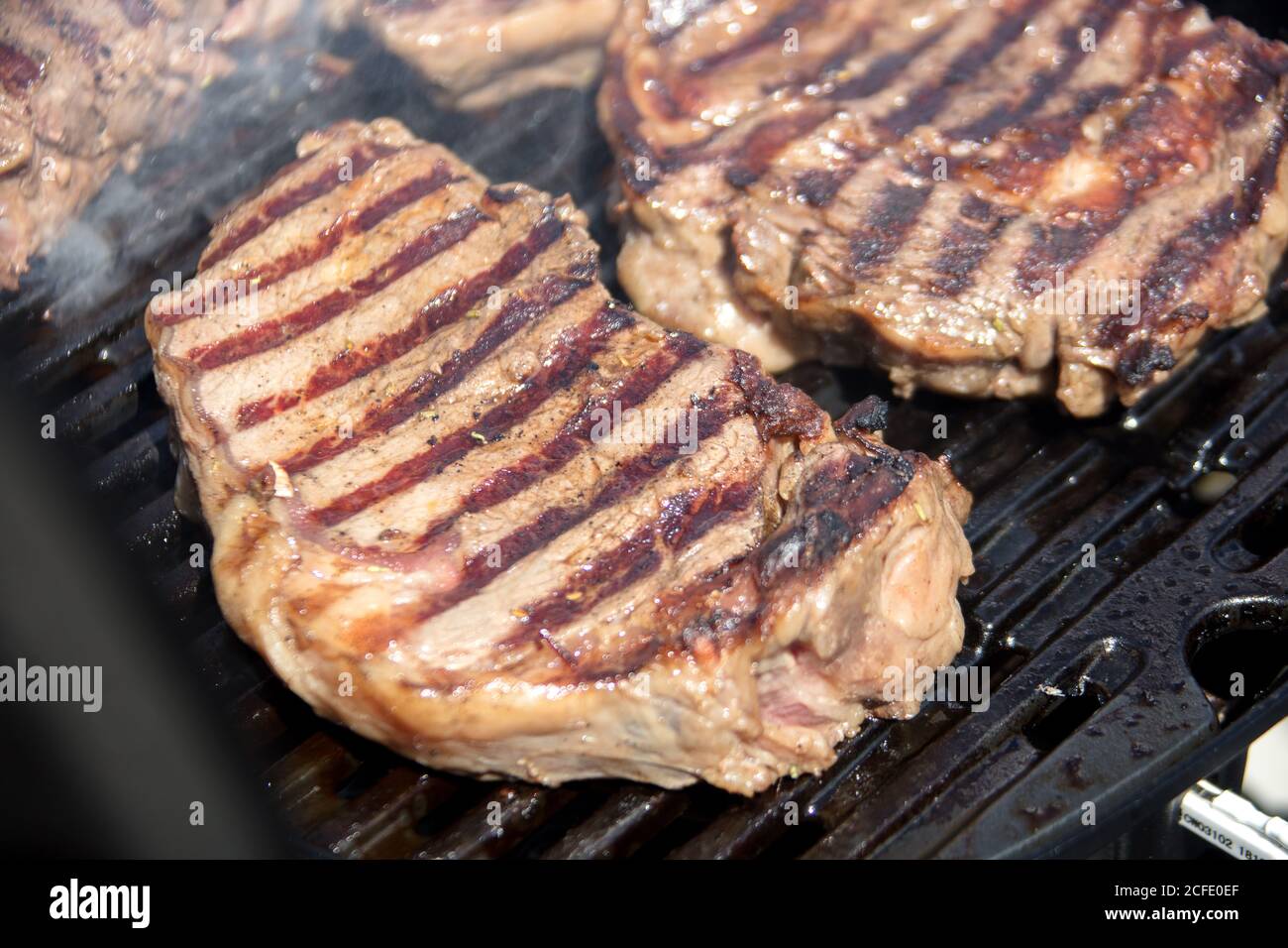 Carne a la parrilla. Pieza de carne asada durante la cocción Fotografía de  stock - Alamy