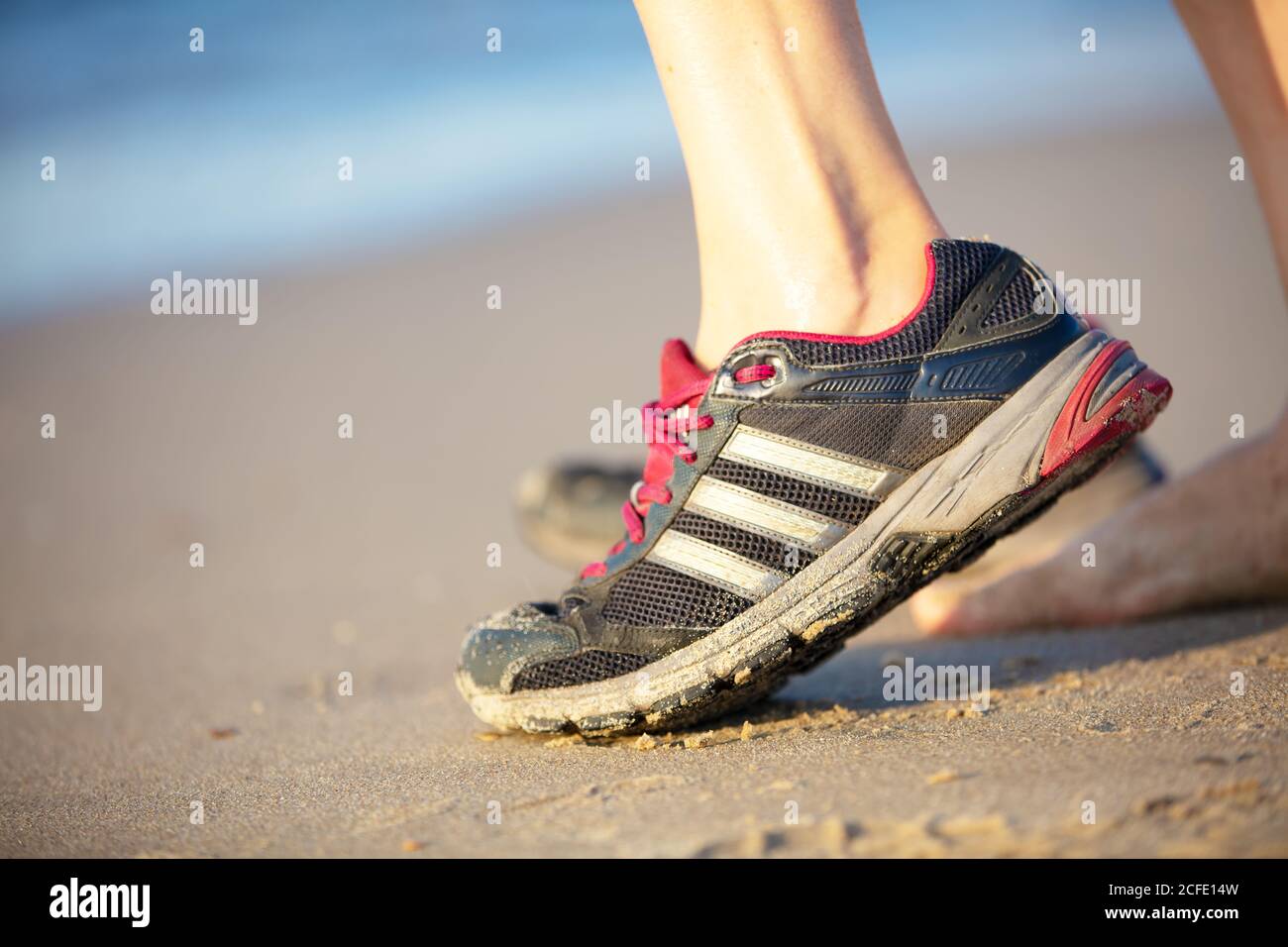 Todo tipo de Estimado Arne Ucrania, Odessa, 01 de septiembre de 2019. Piernas en zapatillas adidas en  la playa Fotografía de stock - Alamy