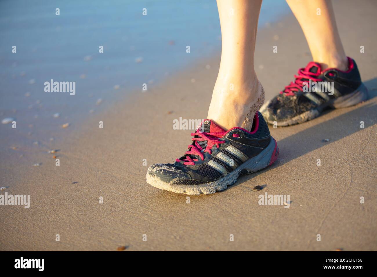 Ucrania, Odessa, 01 de septiembre de 2019. Piernas en zapatillas adidas en  la playa Fotografía de stock - Alamy