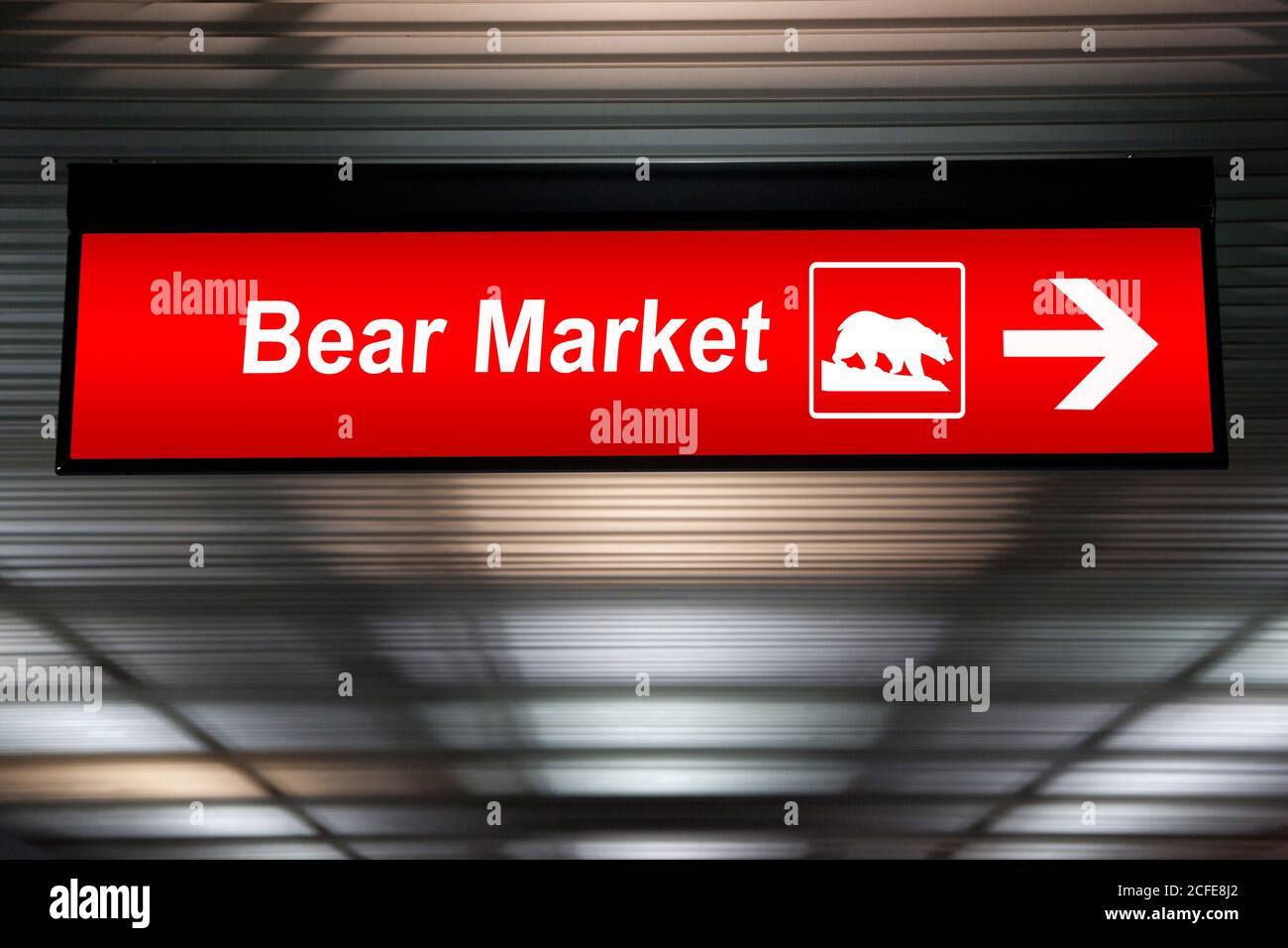 Concepto financiero. Actividad del mercado de valores indicada. Señal de precaución, mercado de osos por delante. Color rojo Foto de stock