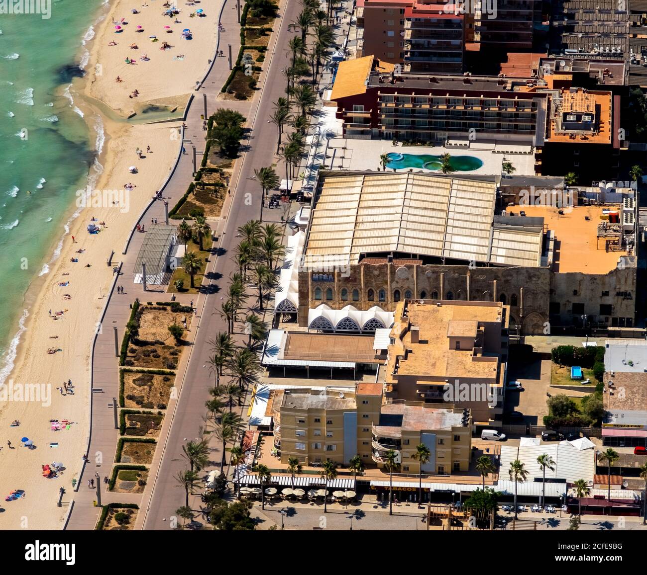 Vista aérea, gran parque cerrado, playa Arenal con Balneario 5, Balneario 6, Balneario 5, S'arenal, Arenal, Ballermann, Mallorca, Baleares Foto de stock