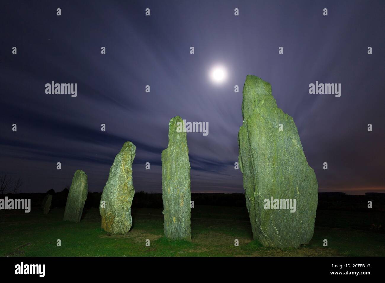 Las filas de piedras de San justo en Bretaña por luz de luna Foto de stock