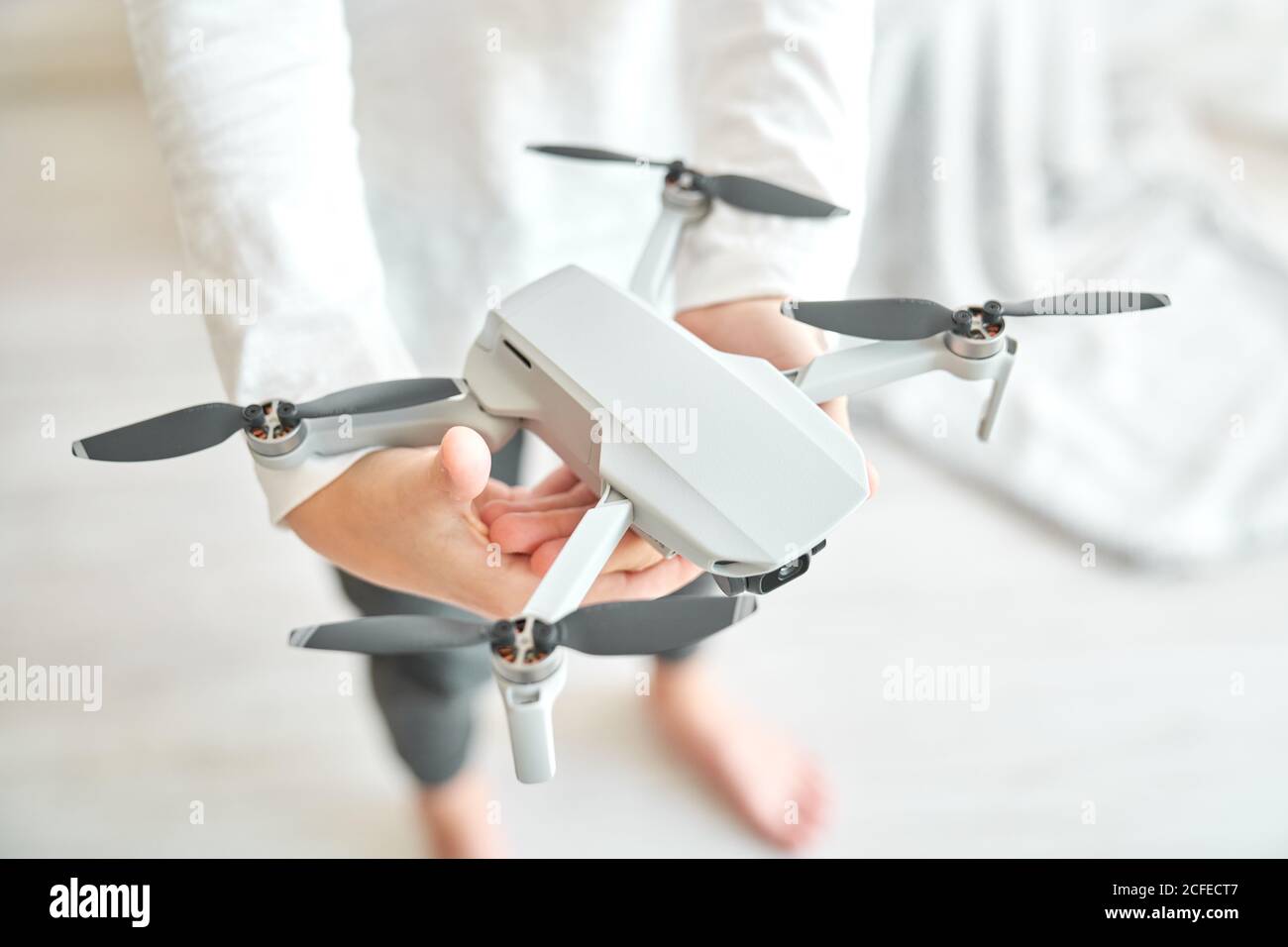 Niño manipulando un drone y el mando a distancia que acaba de dar a él Foto de stock