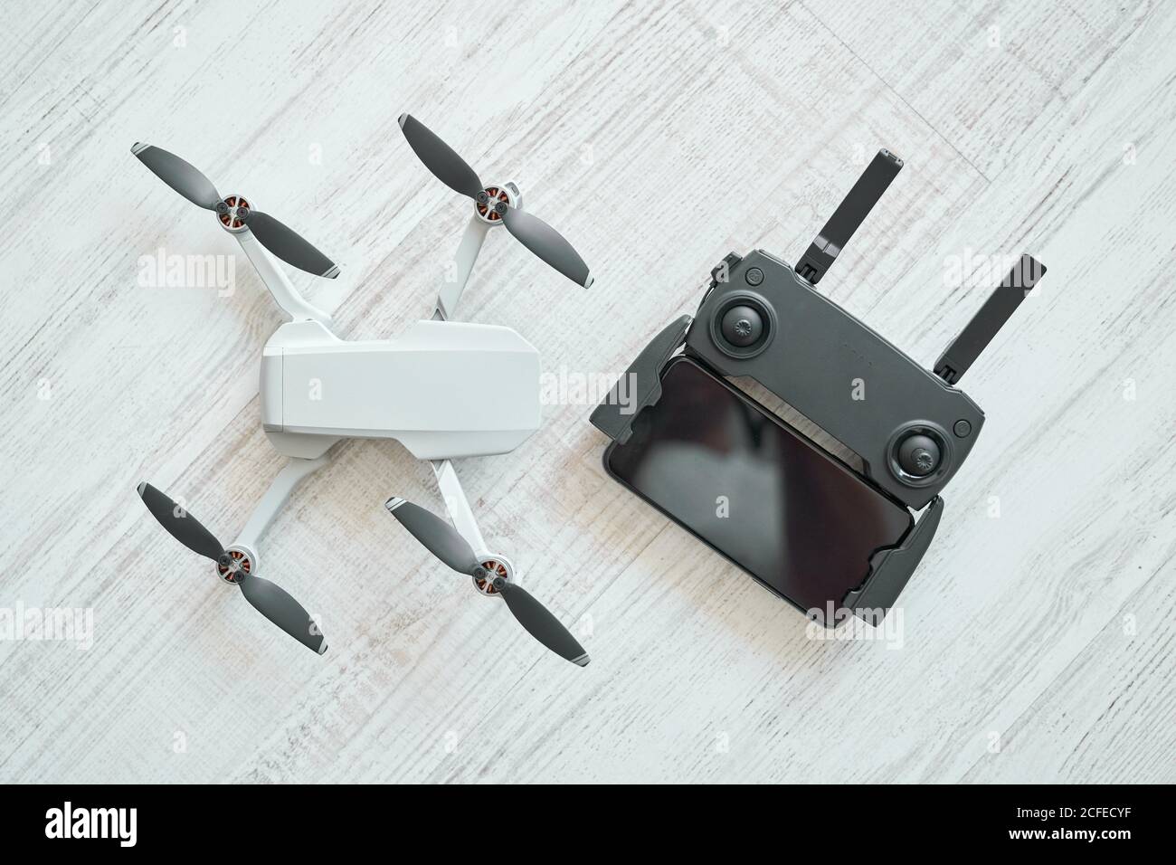 Niño manipulando un drone y el mando a distancia que acaba de dar a él Foto de stock
