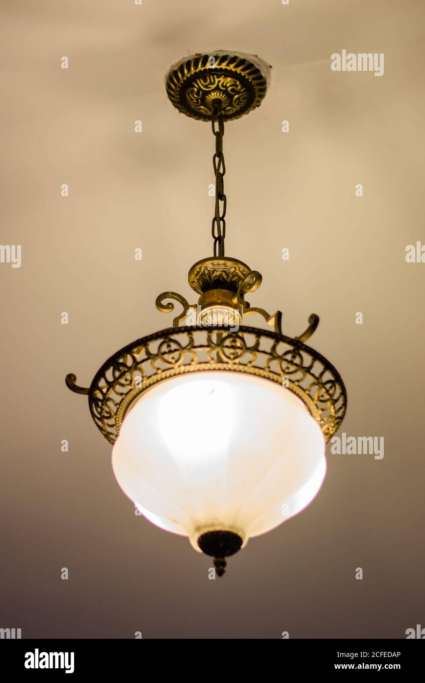 lámparas antiguas lámparas colgantes para la de estar Fotografía de stock - Alamy