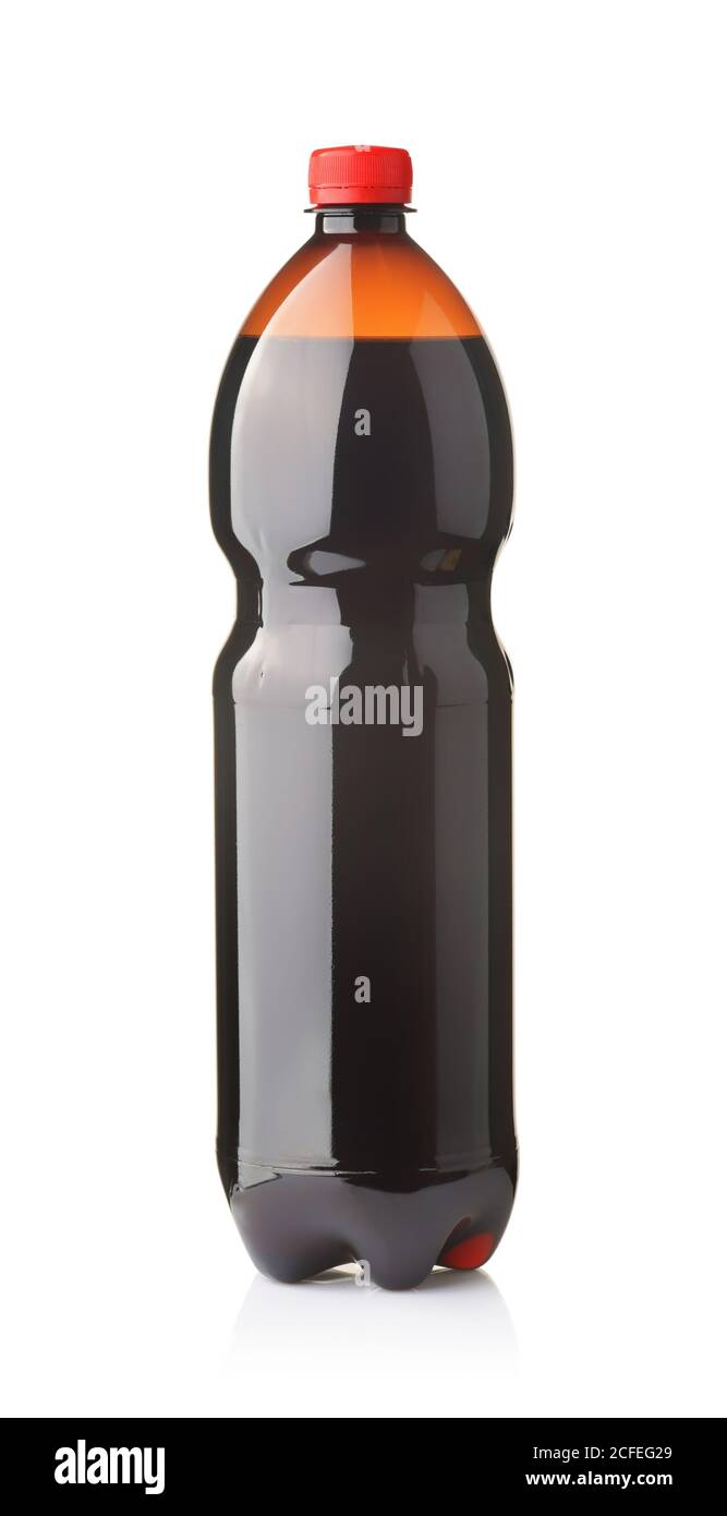 Botella de plástico de cerveza oscura aislada sobre blanco Foto de stock