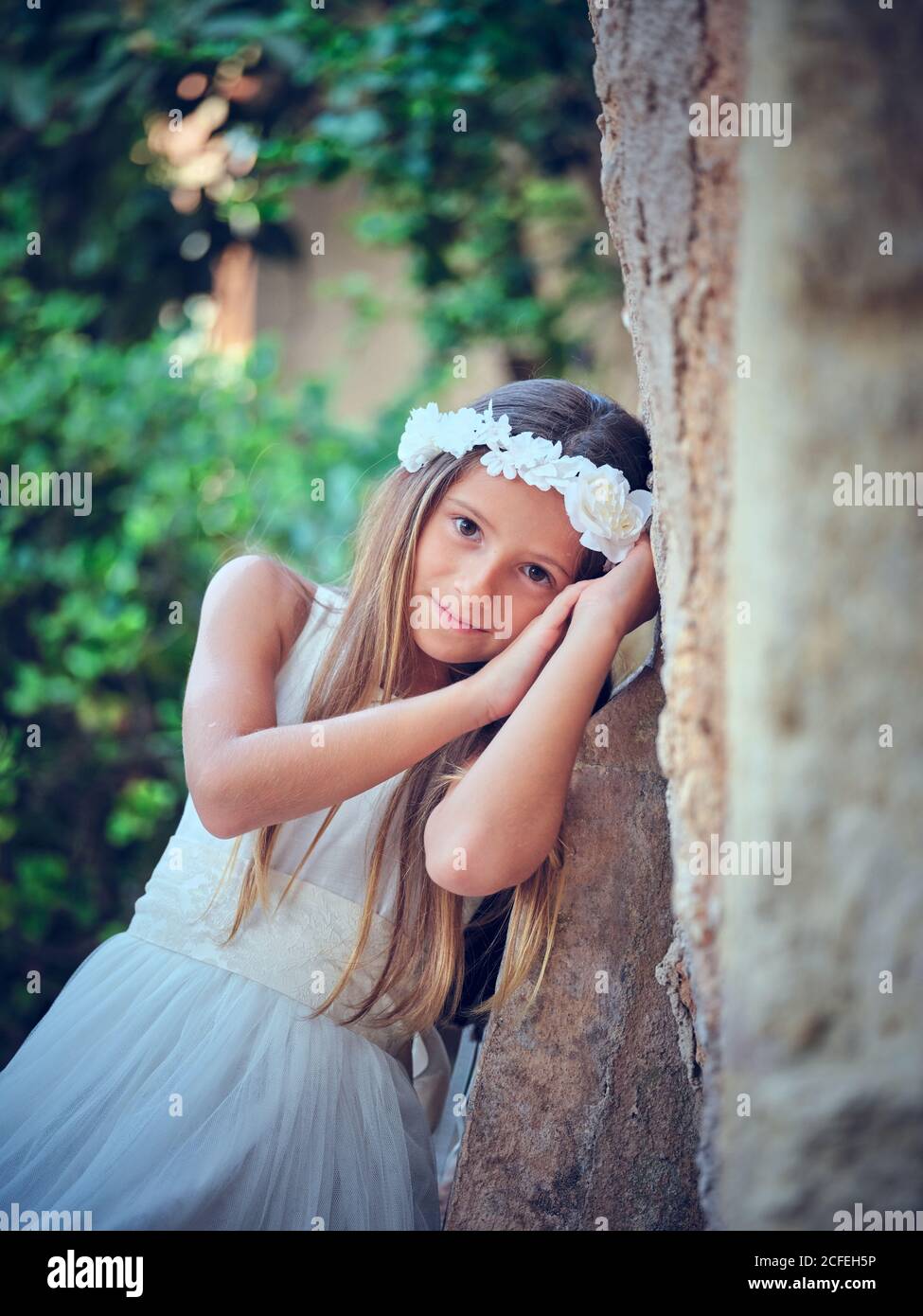 Retrato de una ni a bonita con cinta blanca para la cabeza de la