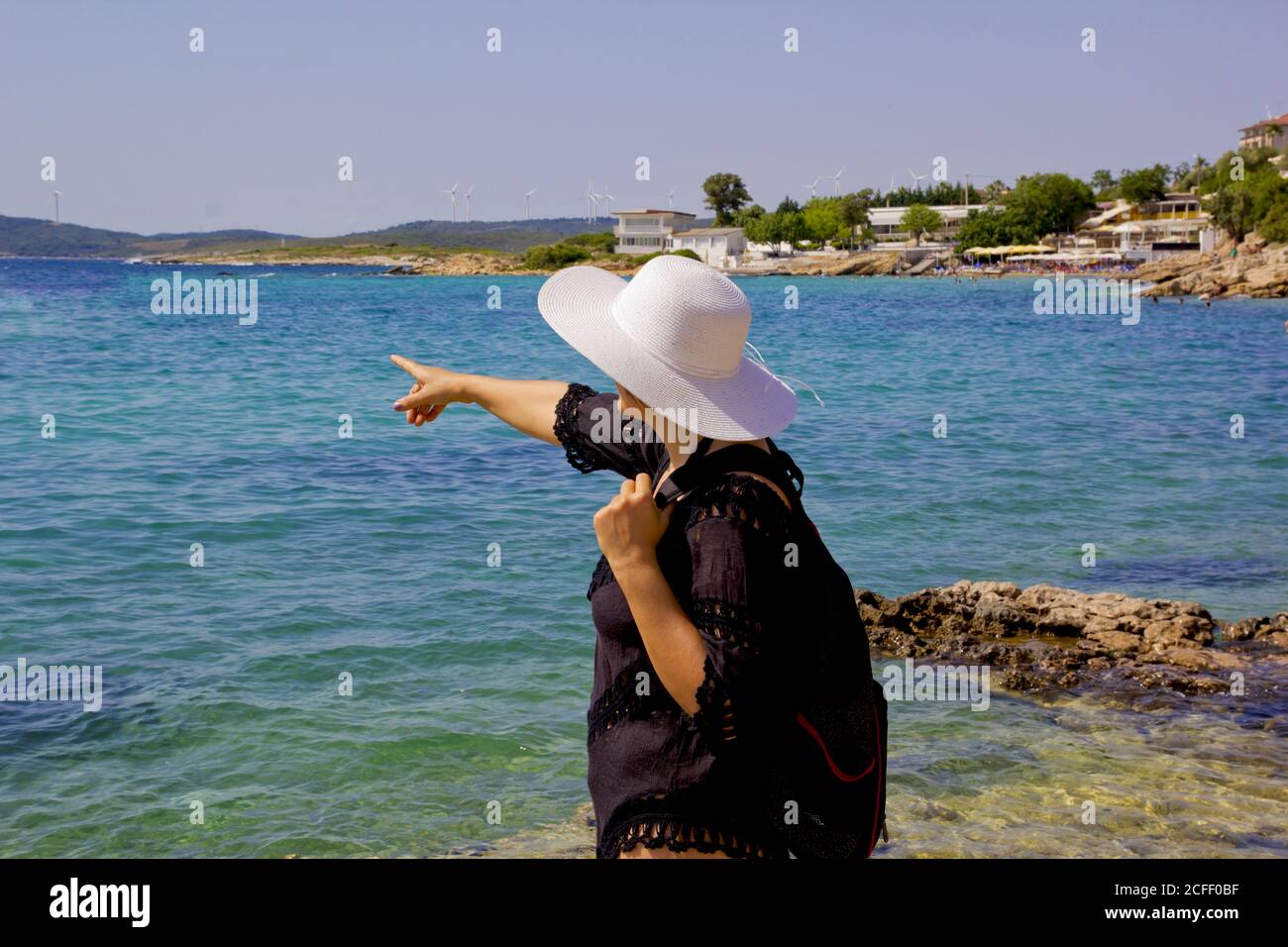 hermosa mujer joven en un sombrero en la playa Foto de stock
