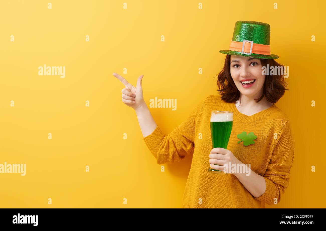 La joven en un sombrero leprechaun para un día de San Patricio. Foto de stock