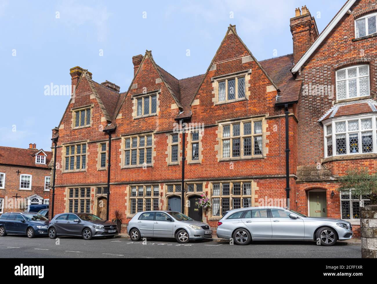 Grado II de ladrillo rojo 3 pisos casa de pueblo terraza construida en 1880 por el arquitecto J A Hansom en Maltravers Street en Arundel, West Sussex, Inglaterra, Reino Unido. Foto de stock