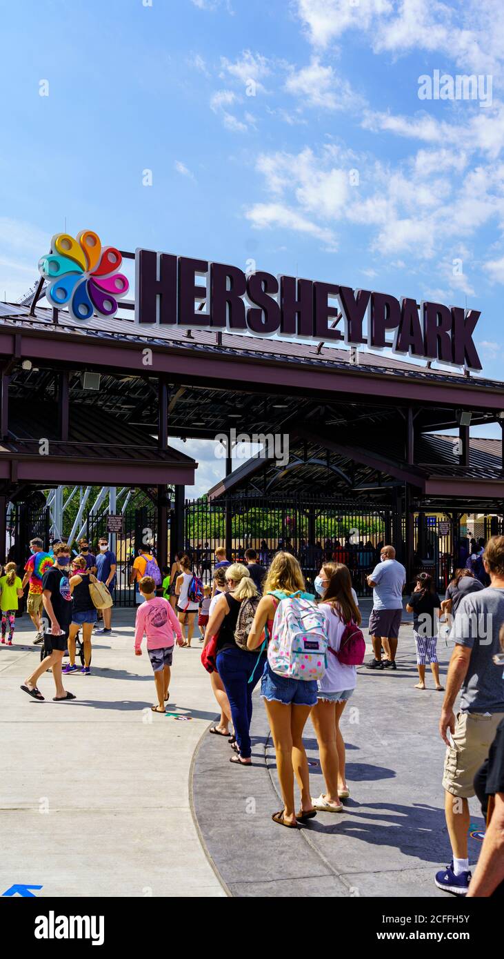 Hershey, PA, EE.UU. - 4 de septiembre de 2020: Los visitantes están en línea en la entrada de Hersheypark, una atracción popular en Chocolatetown EE.UU. Foto de stock