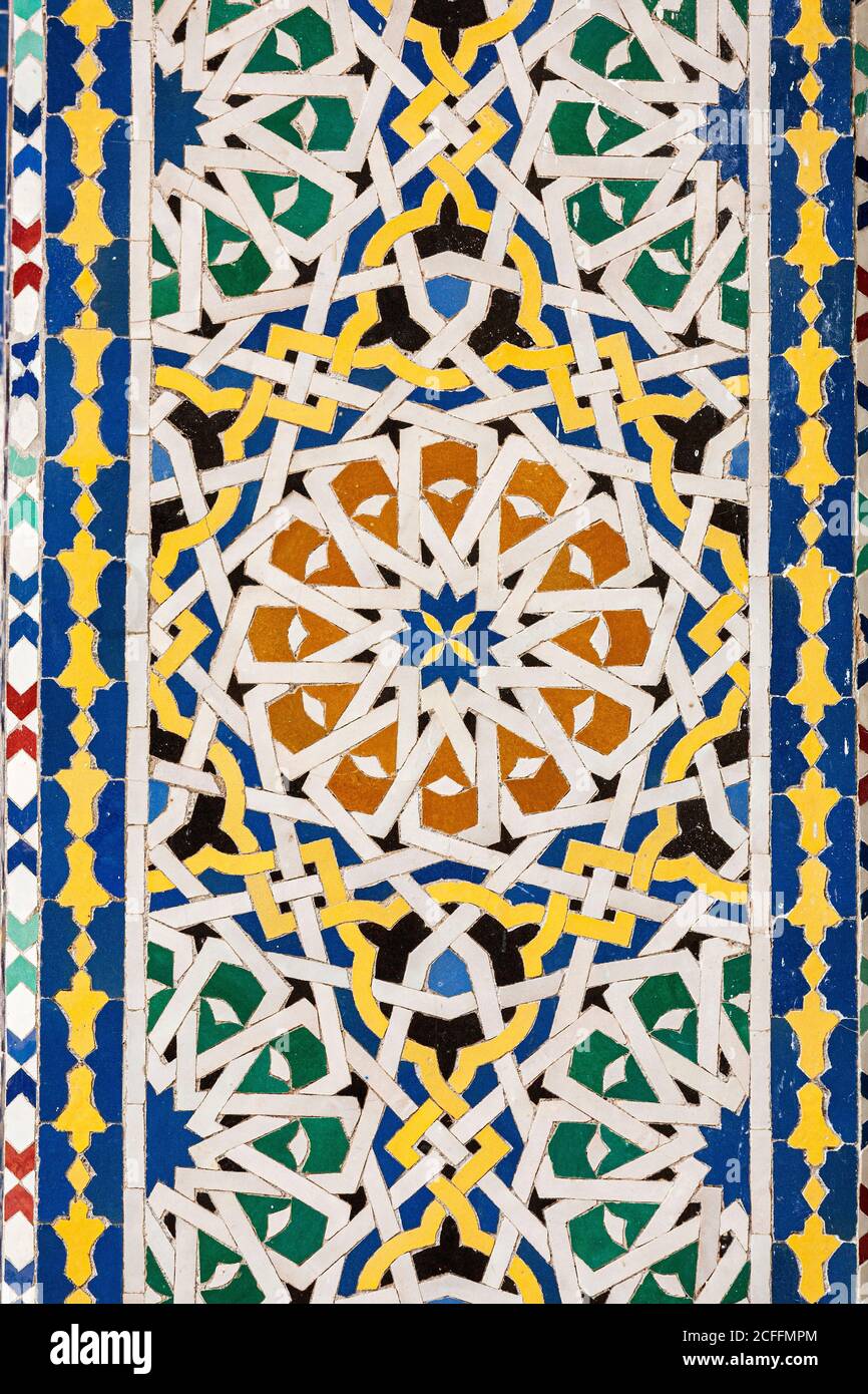 Baldosas ornamentadas en las puertas principales del Palacio Real, Fes, Marruecos Foto de stock