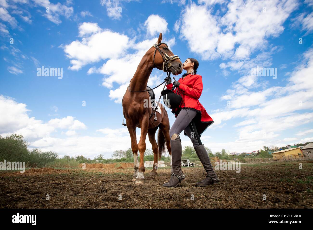 Deporte ecuestre, jockey joven mujer está montando caballo marrón Foto de stock